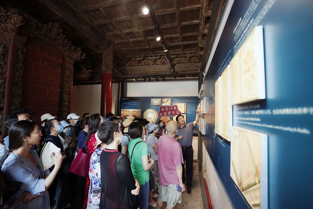 Miniature of Zhihua Temple (Zhihuasi, Temple of Transforming Wisdom), temple visitors