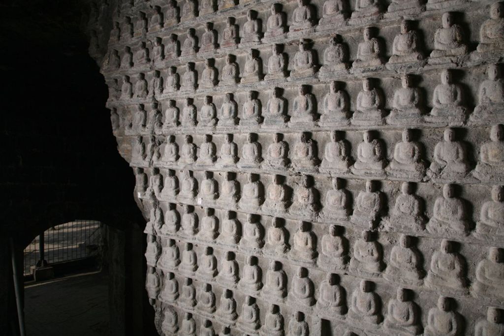 Miniature of Southern Xiangtangshan, Cave 2, interior, little Buddhas