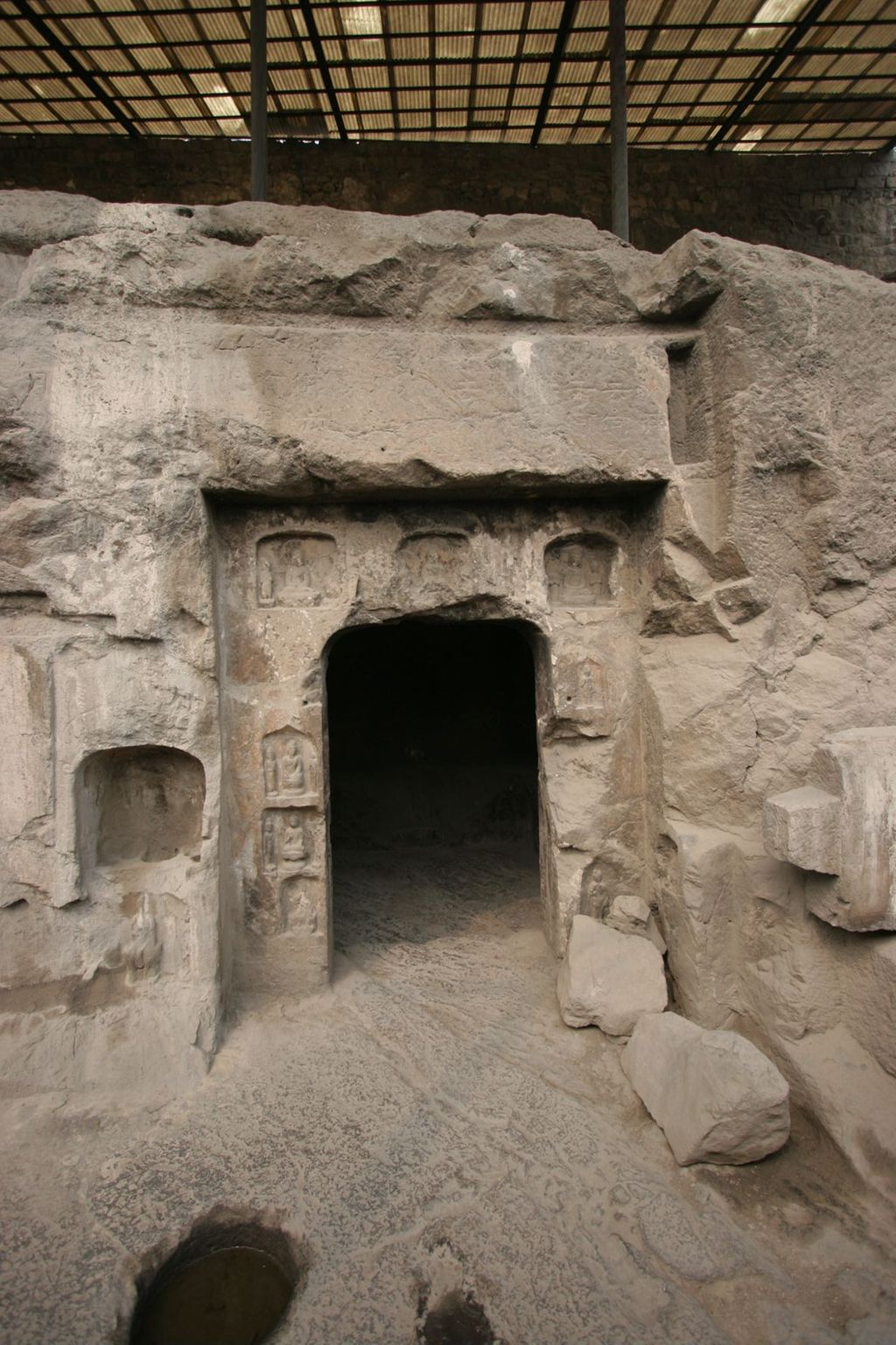 Miniature of Southern Xiangtangshan, Cave 4, exterior